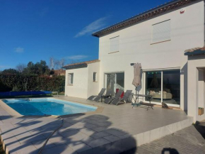 Studio neuf avec acces piscine